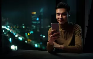 Imagem de homem mexendo no celular e ao fundo está uma vista para a cidade para ilustrar a solução Billing