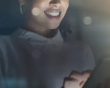 Mulher sorrindo, com tablet