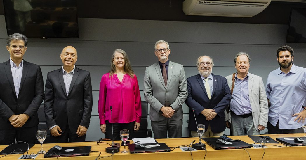 Reitor da UNICAMP, José de Almeida Meirelles; ao centro. A sua direita a coordenadora geral da universidade, Maria Luiza Moretti e a sua esquerda o Diretor do BIOS, João Marcos Travassos Romano. do pesquisador da FITec e vice-diretor do BIOS, Jorge Moreira De Souza; de Edson Amaro Junior, Médico Neurologista e responsável pela Área de Big Data da Sociedade Beneficente Israelita Brasileira Hospital Albert Einstein; Herman Bessler, CEO Templo CC